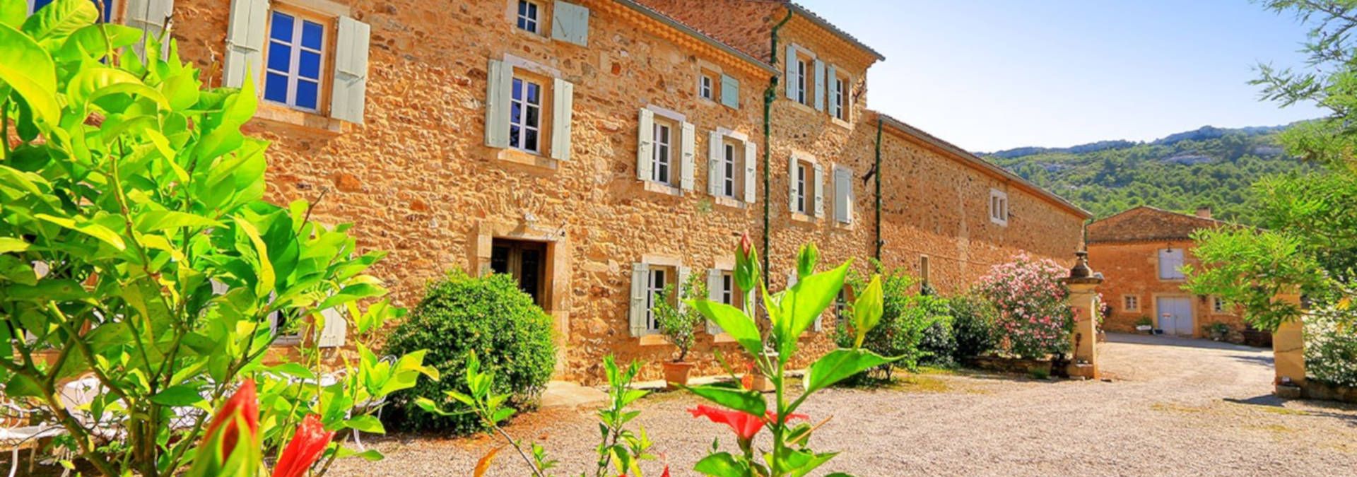 Château Saint-Estève - Rue des Vignerons